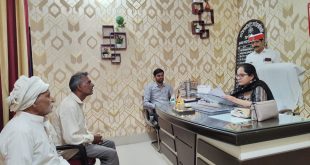 सोमवार को उपजिलाधिकारी राशि कृष्णा ने तहसील स्थित कार्यालय में आए हुए फरियादियों की समस्याओं को सुना