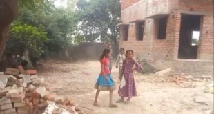 कब होगा स्कूलों में सुधार ?  किताबों की जगह नौनिहालों के हाथों में थमा दिये फावड़ा और झाड़ू