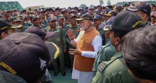 PM मोदी का आदमपुर एयरबेस दौरा, वायुसेना के जवानों से की मुलाकात, साहस और सेवा को बताया प्रेरणा