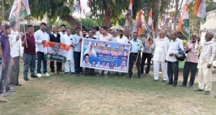 कांग्रेस कार्यकर्ताओं ने परशुराम चौक से लेकर गांधी ग्राउंड तक जुलूस निकालकर जातिगत जनगणना के लिए राहुल जी का धन्यवाद करते हुए जुलूस निकालकर राहुल गांधी के क्षेत्र पर दुग्धाभिषेक किया