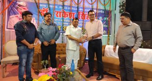 क़स्बा मुड़िया धुरेकी में रोटरी क्लब के अध्यक्ष संजय गर्ग द्वारा आयोजित सेवानिवृत होने के उपलक्ष्य में पुलिस महानिरीक्षक आईजी जोन बरेली राकेश सिंह क़ो भावभीनी विदाई समारोह पूर्वक दी गई