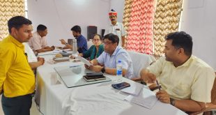 शनिवार को तहसील सभागार में लगे संपूर्ण समाधान दिवस में एडीएम डॉक्टर वैभव शर्मा ने फरियादियों की समस्याएं सुनी