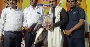 कवि षट्वदन शंखधार को उझानी में किया सम्मानित