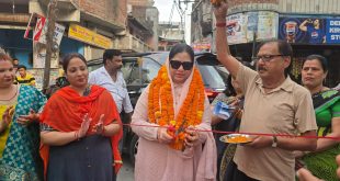 नगर पालिका चेयरमैन फात्मा रजा ने दो हॉटमिक्स सडकों का फीता काटकर उद्धघाटन किया