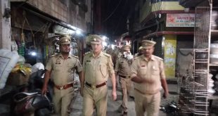 व्यपारियों से वार्ता कर सुरक्षित माहौल का वादा करते दिखे इंस्पेक्टर जितेन्द्र कुमार सिंह