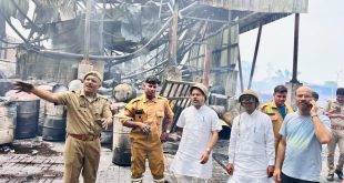उझानी: मेंथा फैक्ट्री में भीषण आग के बाद BJP जिलाध्यक्ष और विधायक ने किया निरीक्षण, दिए प्रशासन को दिशा-निर्देश