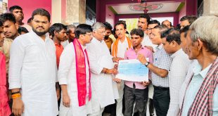 सोनबुड़ी में आग से नुकसान, दुर्विजय शाक्य ने पीड़ितों को बांटे शासकीय सहायता चेक