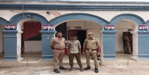 थाना अलापुर पुलिस द्वारा 01 अभियुक्त को मय 01 अदद तमंचा 12 बोर व 01 अदद जिन्दा कारतूस सहित गिरफ्तार