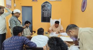 तहसीलदार विजय कुमार शुक्ला ने अपने कार्यालय में जन समस्याओं को सुनते हुए उनका मौके पर समाधान करते हुए अधिकारियों को निर्देश दिए कि किसी तरह की समस्याओं को लेकर आने वाले लोगों को परेशानी नहीं होना चाहिए