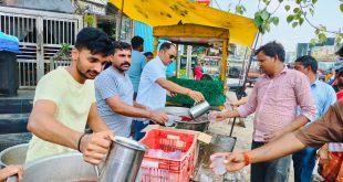 ज्येष्ठ माह की भीषण गर्मी में समाजसेवियों ने बटवाया मीठा ठंडा शरबत
