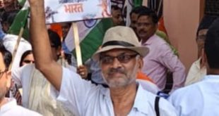 तिरंगा यात्रा में डीजे पर राष्ट्रभक्ति से ओत प्रोत भजन पर झूमते नाचते गाते समय वरिष्ठ भाजपा नेता राजाबाबू वार्ष्णेय आयु 58 वर्ष अचानक वेहोश होकर गिर पड़े