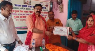 सदर विधायक ने लाभार्थियों को वितरित की निःशुल्क दोना-पत्तल मेकिंग मशीन