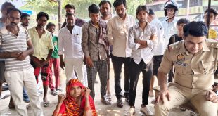 नगर के मुरादाबाद – फर्रुखाबाद हाईवे पर शराब की दुकान के निकट नाले में एक युवक का शव मिलने से सनसनी फैल गई। सूचना पर पहुंची पुलिस ने शव को कब्जे में लेकर पोस्टमार्टम के लिए जिला मुख्यालय भेज दिया