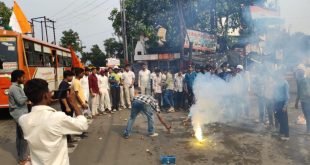 युवा मंच संगठन के द्वारा बदायूं के संतोष तिराहे पर तिरंगा झंडा लहरा कर एक दूसरे को मिठाई खिलाई