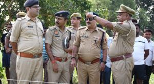 बदायूं: आमगांव में युवक की धारदार हथियार से हत्या, एसएसपी ने किया घटनास्थल का निरीक्षण