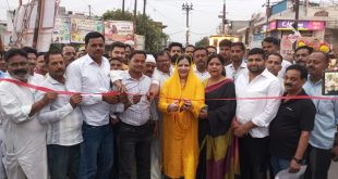 पालिकाध्यक्ष फात्मा रजा ने झ्द्राचौक से स्टेशन तिराहा तक हॉटमिक्स सड़क और लाइटिंग का उदघाटन  किया