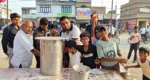 बिसौली में अग्रवाल टायर हाउस पर गंगा दशहरा पर राहगीरों को पिलाया शरबत