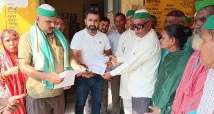 भारतीय किसान यूनियन टिकैट के पदाधिकारीयों ने बिजली घर में दिया धरना
