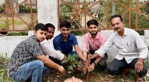बिल्सी। वृक्ष स्वयं धूप में रहकर सबको देते हैं छाया- प्रशान्त जैन